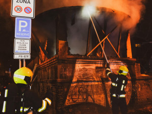 Požár zahradního altánu v Praze 10 se podařilo rychle uhasit