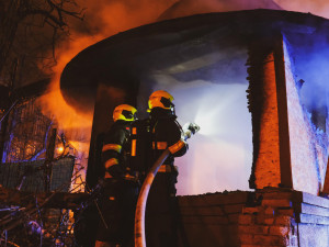 Požár zahradního altánu v Praze 10 se podařilo rychle uhasit