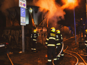 Noční požár zahradního altánu v Praze 10 se podařilo rychle uhasit. Škoda je 10 tisíc korun