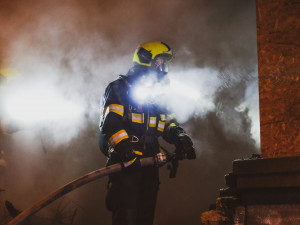 Požár zahradního altánu v Praze 10 se podařilo rychle uhasit