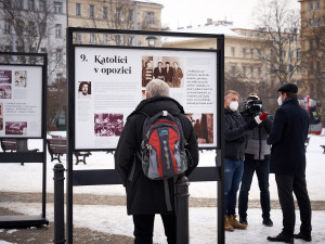 Venkovní výstava na náměstí Míru připomíná založení Visegrádské skupiny před 30 lety