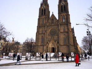 Venkovní výstava na náměstí Míru připomíná roli katolické církve v době komunismu