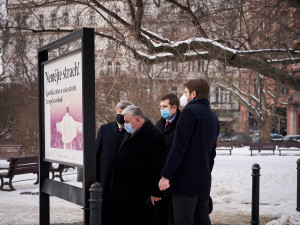 Venkovní výstava na náměstí Míru připomíná založení Visegrádské skupiny před 30 lety