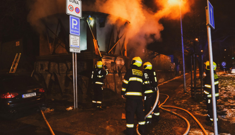 Požár zahradního altánu v Praze 10 se podařilo rychle uhasit