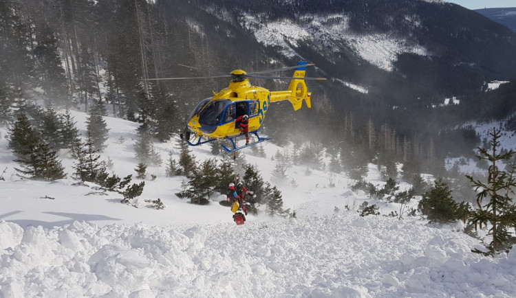 Lavina, která v pondělí zabila muže, se uvolnila po opakovaném sjezdu skialpinistů
