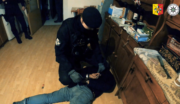 Policisté zadrželi dvojici mužů, která oloupila seniorku v jejím bytě v Praze 7. Hrozí jim deset let vězení