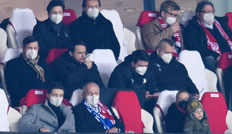 Jaroslav Tvrdík se omluvil za pozvání VIP hostů na Slavii. Šlo o morální selhání, řekl