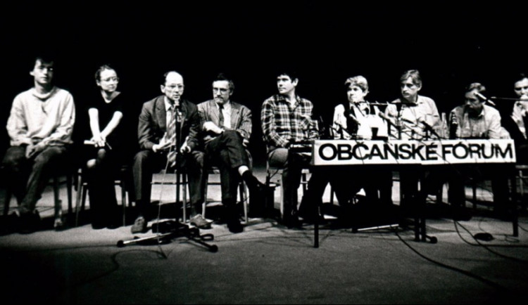 Občanské fórum se rozpadlo před 30 lety. Dodnes z jeho stran přežila jen ODS