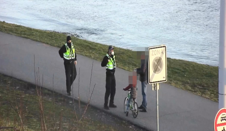 Ztracenému malému cyklistovi pomohl kolemjdoucí, který zavolal strážníky