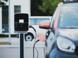 Do pěti let by mělo být v Praze 750 dobíjecích stanic pro elektromobily