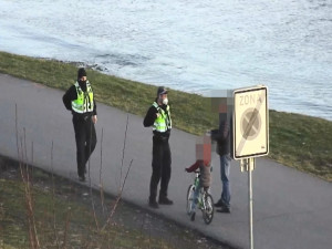 Ztracenému malému cyklistovi pomohl kolemjdoucí, který zavolal strážníky