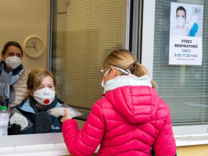 Které pražské městské části rozdávají respirátory zadarmo? Podívejte se na velký přehled