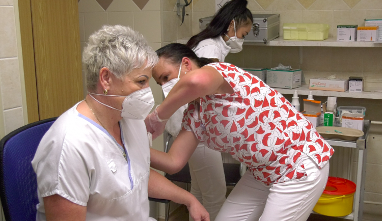 Učitelé dostanou přednostní kódy, jejich očkování začne 1. března