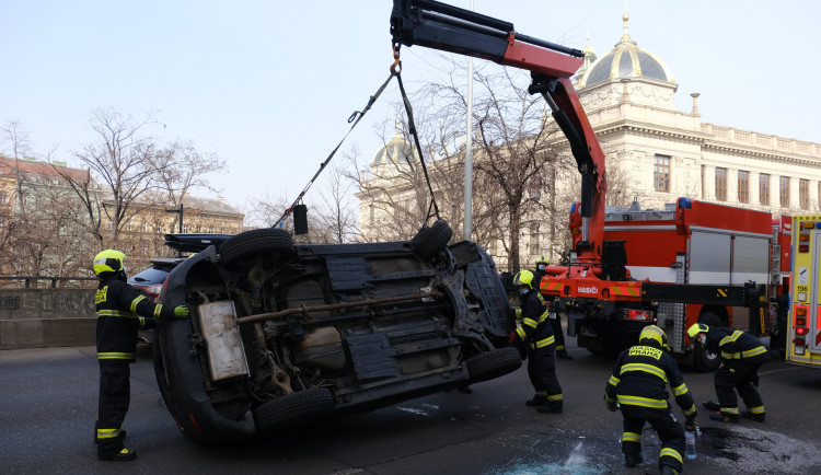 Auto na boku v ulici Legerova blokovalo dva jízdní pruhy. Hasiči jej vrátili zpět na kola pomocí hydraulické ruky