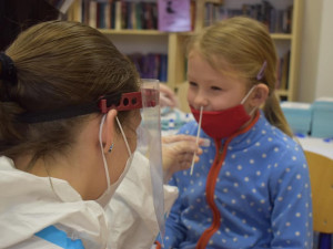 V Praze 6 porovnají testy na koronavirus žáků ze čtyř různých škol