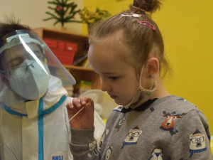 V Praze 6 porovnají testy na koronavirus žáků ze čtyř různých škol