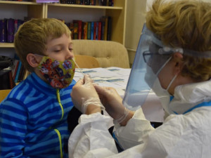 V Praze 6 porovnají testy na koronavirus žáků ze čtyř různých škol