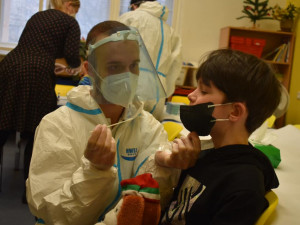 V Praze 6 porovnají testy na koronavirus žáků ze čtyř různých škol