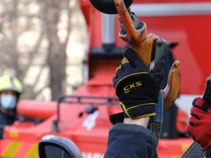 Auto na boku v ulici Legerova blokovalo dva jízdní pruhy. Hasiči jej vrátili zpět na kola pomocí hydraulické ruky