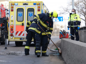 Auto na boku v ulici Legerova blokovalo dva jízdní pruhy. Hasiči jej vrátili zpět na kola pomocí hydraulické ruky