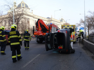Auto na boku v ulici Legerova blokovalo dva jízdní pruhy. Hasiči jej vrátili zpět na kola pomocí hydraulické ruky