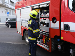 Auto na boku v ulici Legerova blokovalo dva jízdní pruhy. Hasiči jej vrátili zpět na kola pomocí hydraulické ruky