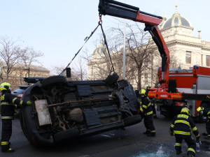 Auto na boku v ulici Legerova blokovalo dva jízdní pruhy. Hasiči jej vrátili zpět na kola pomocí hydraulické ruky