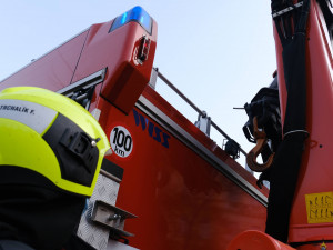 Auto na boku v ulici Legerova blokovalo dva jízdní pruhy. Hasiči jej vrátili zpět na kola pomocí hydraulické ruky