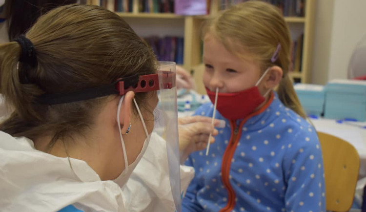 V Praze 6 porovnají testy na koronavirus žáků ze čtyř různých škol