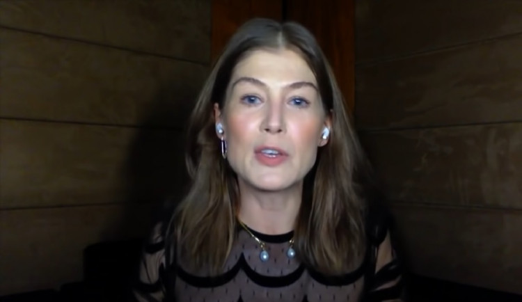 Praha je město kultury a příležitostí, říká anglická herečka Rosamunde Pike, která nyní v hlavním městě žije