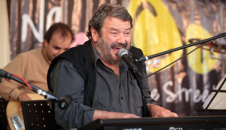 Míčová hala KV Arény se opět promění v koncertní sál, na podiu se v pátek a sobotu vystřídá deset kapel