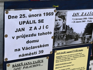 Politici dnes dopoledne na Václavském náměstí uctili památku Jana Zajíce, který se na protest proti režimu upálil před 52 lety