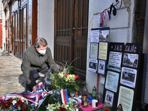 Politici dnes dopoledne na Václavském náměstí uctili památku Jana Zajíce, který se na protest proti režimu upálil před 52 lety