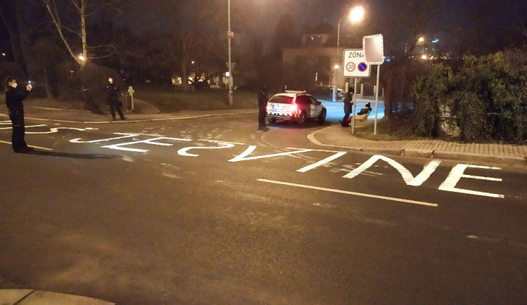 Babiš je svině. Pražští strážníci řešili v Praze 4 hanlivý nápis na silnici