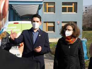 Pražští lékaři začínají očkovat své pacienty. S distribucí pomáhá také společnost Rohlík.cz