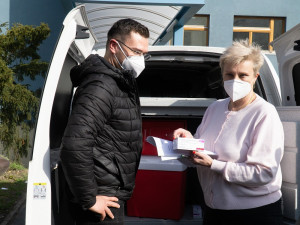 Pražští lékaři začínají očkovat své pacienty. S distribucí pomáhá také společnost Rohlík.cz