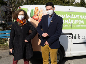 Pražští lékaři začínají očkovat své pacienty. S distribucí pomáhá také společnost Rohlík.cz