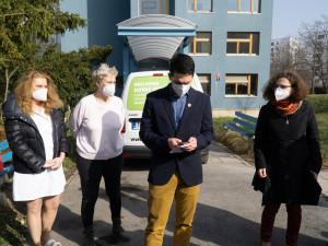 Pražští lékaři začínají očkovat své pacienty. S distribucí pomáhá také společnost Rohlík.cz