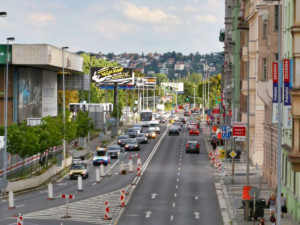 Na Strakonické se sníží rychlost a zúží pruhy. Omezení přicházejí kvůli rozšíření