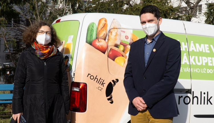 Pražští lékaři začínají očkovat své pacienty. S distribucí pomáhá také společnost Rohlík.cz
