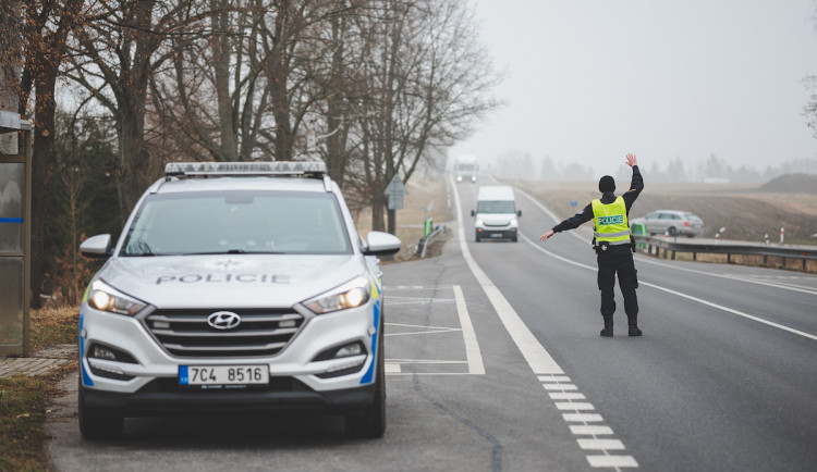 Policie od půlnoci kontrolovala pohyb mezi okresy. Žádné větší problémy zatím nezaznamenala