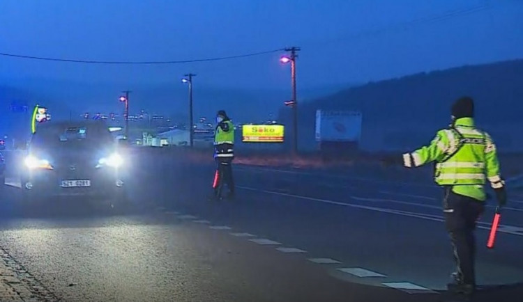Pražští policisté kvůli omezení pohybu již od půlnoci kontrolují příjezdy