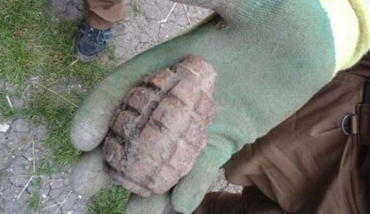 Na Hradecku dnes muž našel ruční granát. Staré munici stačí k výbuchu málo, varují policisté