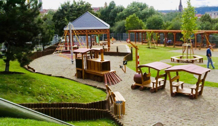 Někde to jde, a někde ne. Podívejte se, které městské části zavřely dětská hřiště