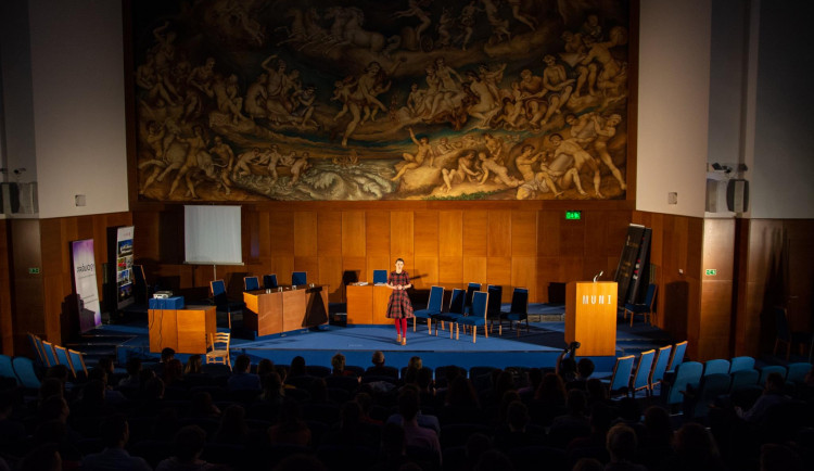 On-line festival Noc práva nabízí přednášky i divadlo. Potrvá do středy