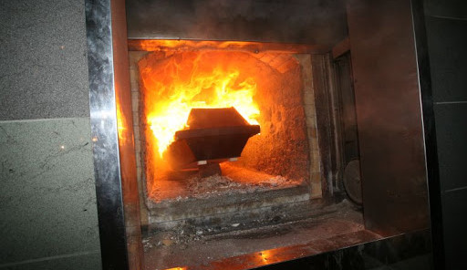 Kremační pec vyhořela, zemřelé z kraje převáží hasiči obřím mrazákem do Ústí a Liberce