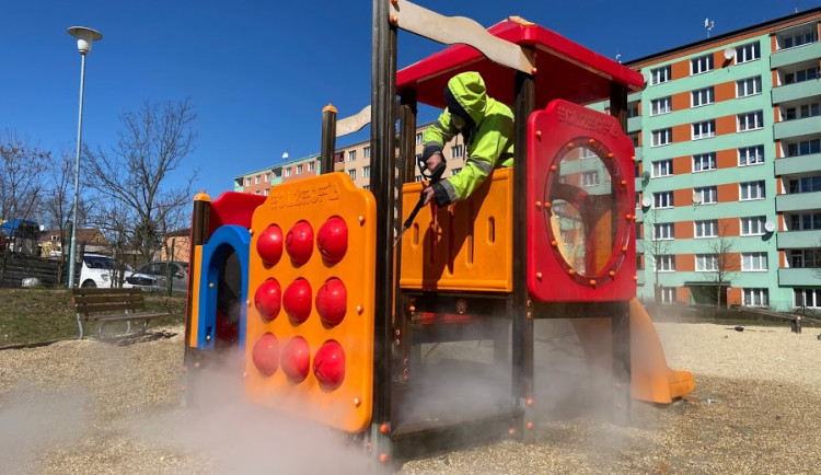 Město začne s desinfekcí hřišť a věří, že je kvůli neukázněným rodičům a dětem nebude muset zavírat