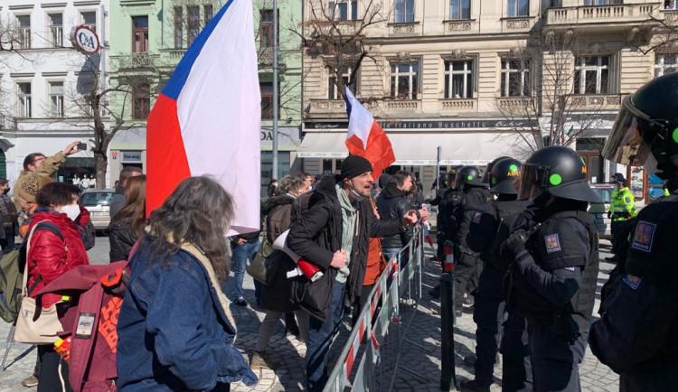 V Praze dnes protestovaly stovky lidí. Policisté kvůli demonstracím uzavřeli Václavské i Staroměstské náměstí