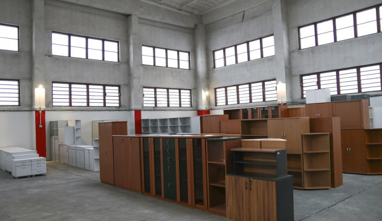 O služby pražské nábytkové banky je velký zájem