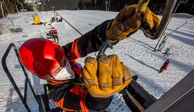 Hasiči v Deštném nacvičovali záchranu osob z lanovky